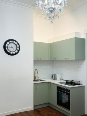 5 minutes to City, bus at the door, 100-year-old building at the foot of Mount Eden Park